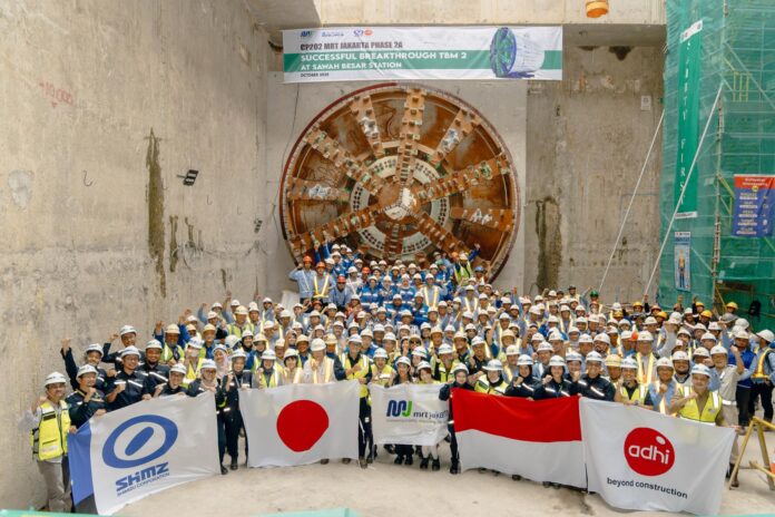 FOTO 6 Okt_Tim CP202 dan kontraktor berfoto di depan TBM 2 yang membangun southbound tunnel (terowongan menuju Lebak Bulus). dok. jakartamrt.co.id