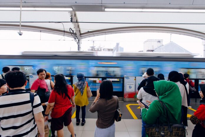 FOTO 8 Okt_Pelanggan menganter kereta api Mass Rapid Transit (MRT) Jakarta di depan pintu tepi peron Stasiun Blok M BCA. (dok. jakartamrt.co.id)