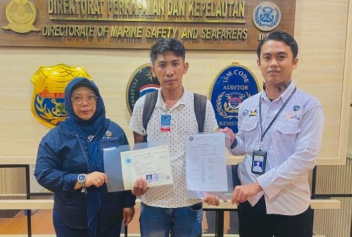 FOTO 11 Nov_Penyerahan kembali dokumen sertifikat pelaut yang hilang pada saat kecelakaan kapal MV Serdal di Perairan Seychelles. dok.