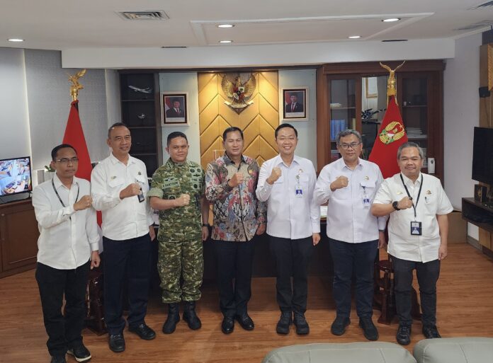 FOTO 12 Nov_Usai penandatanganan Perjanjian Kerja Sama (PKS) terkait penggunaan sementara aset tanah TNI Angkatan Darat (TNI AD) milik Kodam III Siliwangi