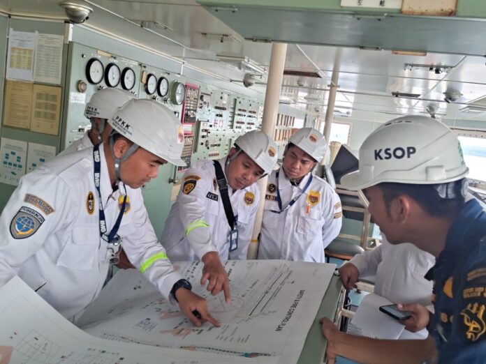 FOTO 13 Nov_Kegiatan uji petik kelaiklautan kapal penumpang di Pelabuhan Banyuwangi, Jawa Timur 3