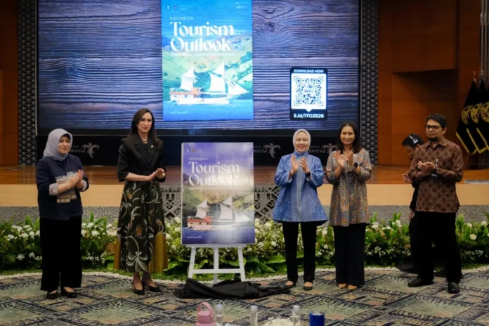 FOTO 25 Nov_Peluncuran buku Indonesia Tourism Outlook 2025 2026 pada forum Wonderful Indonesia Outlook (WIO) 2025 2026 di Jakarta