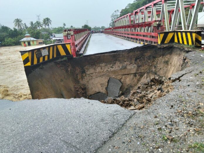FOTO 26 Nov_Kondisi jembatan yang terputus akibat banjir di Kabupaten Tapanuli Utara, Sumatra Utara. (dok. bpbdkabupatentapanuliutara)