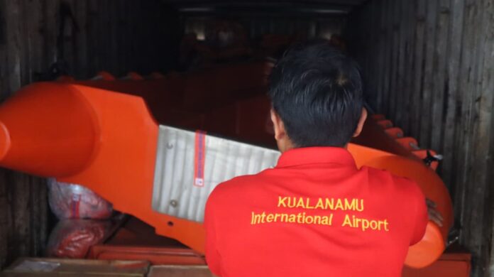 FOTO 29 Nov_Proses pengangkutan bantuan logistik dan peralatan yang berada di Gudang Logistik Bandara Kualanamu, Medan, Sumatra Utara. bnpb