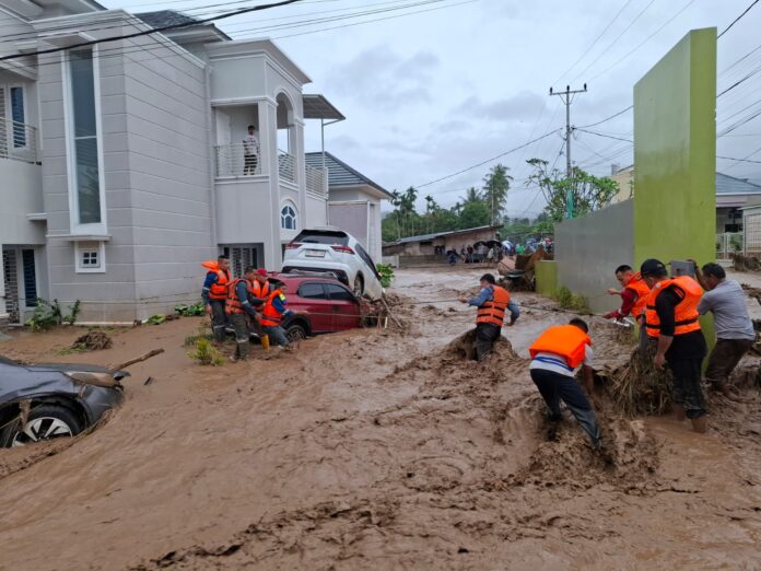 FOTO 30 Nov_Para petugas tengah membantu warga terdampak banjir dan longsor di Sumatra. (dok. kemenhub)