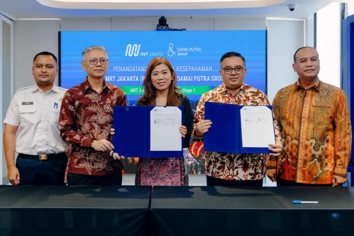 FOTO 7 Nov_Direktur Pengembangan Bisnis Farchad Mahfud (kedua dari kanan) menunjukkan nota kesepahaman yang telah ditandatangani.