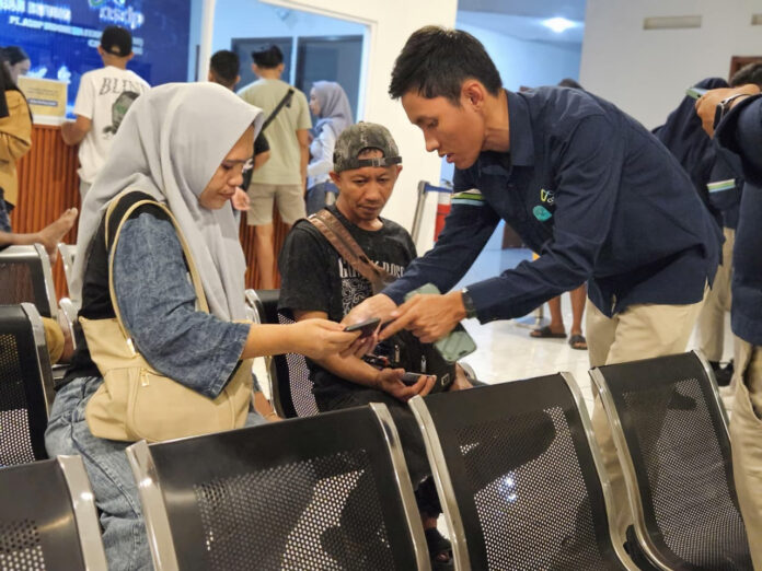 FOTO 7 Nov_Seorang petugas tengah melakukan cek dokumen keberangkatan kapal penyeberangan. (dok. asdp.id)