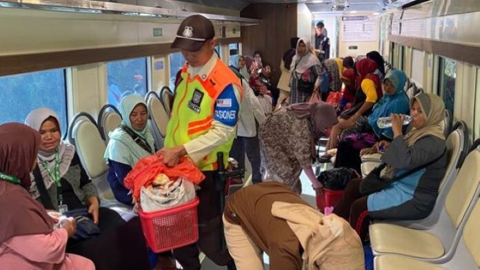 FOTO 1 Des_Gerbong kereta api terisi petani dan pedagang yang mulai beroperasi Senin, 1 Desember 2025. (dok. kaicommuter