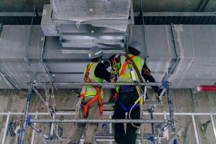 FOTO 1 Des_Para petugas tengah memperbaiki salah satu terowongan MRT. (dok. jakartamrt.co.id)