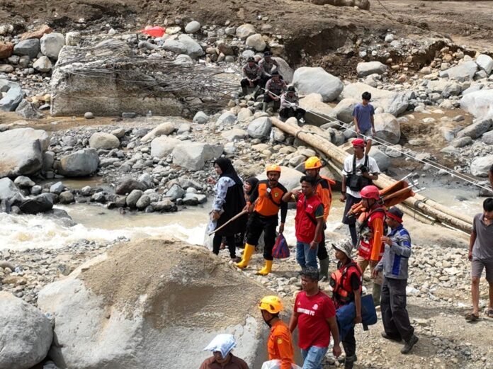 FOTO 1 Des_Upaya pencarian korban hilang dan pembukaan akses jalan di Kecamatan Palembayan, Kabupaten Agam, Sumatra Barat