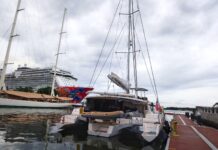 Perdana Kapal Layar Mewah Trimaran Hypergamy Singgah di Pelabuhan Benoa