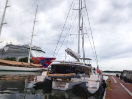 Perdana Kapal Layar Mewah Trimaran Hypergamy Singgah di Pelabuhan Benoa