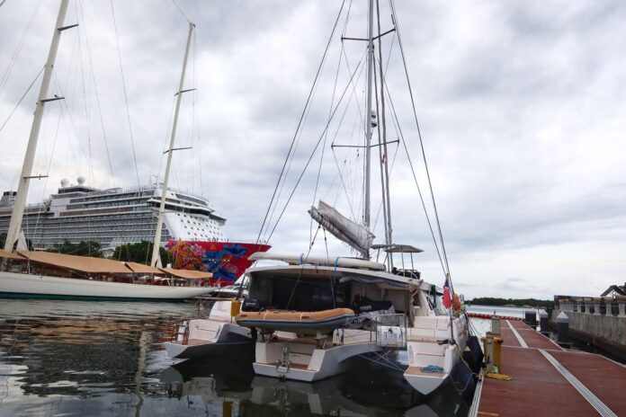 FOTO 10 Des_Kapal layar mewah Trimaran Hypergamy milik pesohor asal Inggris sandar di kawasan Pelabuhan Benoa, Bali. dok. pelindo