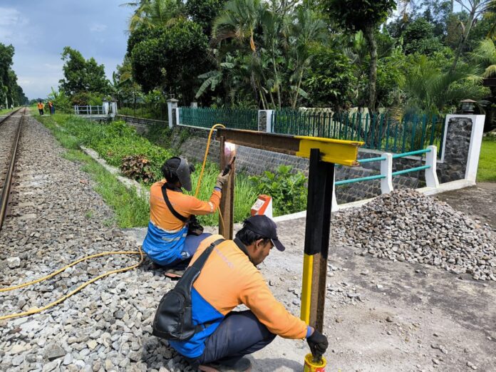 FOTO 10 Des_Penutupan perlintasan sebidang jalur kereta api. (dok. kai.id)
