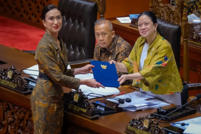 FOTO 12 Des_Penyerahan Undang-Undang Nomor 18 Tahun 2025 tentang Perubahan Ketiga atas Undang-Undang Nomor 10 Tahun 2009 tentang Kepariwisataan