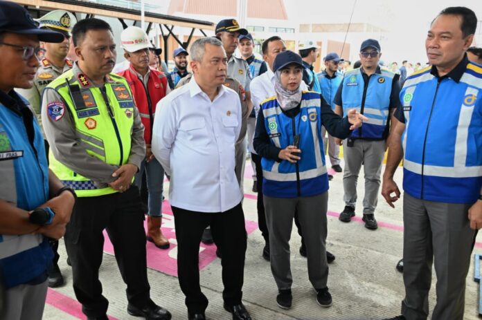 FOTO 17 Des_Menteri Perhubungan Dudy Purwagandhi meninjau kesiapan Angkutan Natal 2025 dan Tahun Baru 2026 di Jawa Timur 1