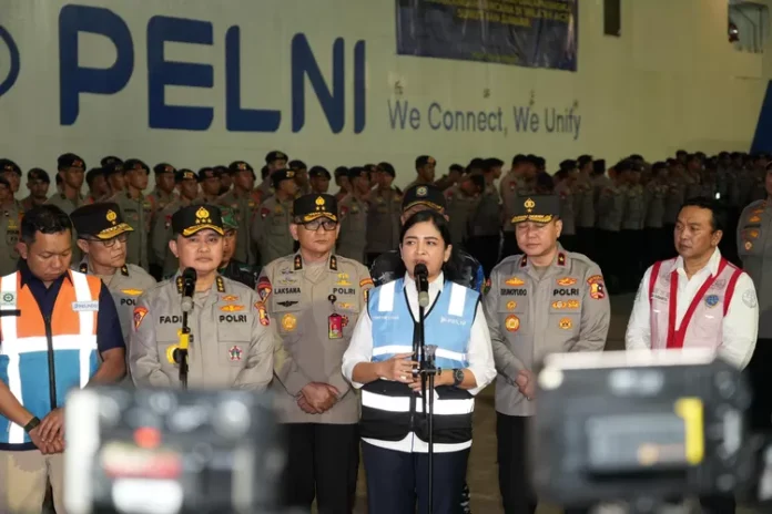 FOTO 18 Des_Pelepasan 237 personel Polri, kendaraan dan logistik bantuan via KM Egon milik PT ASDP (Persero) dari Tanjung Priok untuk penanganan bencana di Sumatra. pelindo