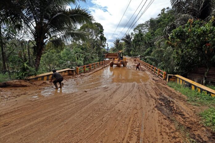 FOTO 2 Des_Kondisi jalan lintas Tarutung - Padang Sidempuan KM 12 hingga Batu Jomba, Sipirok, Tapanuli Selatan, Sumatra Utara.