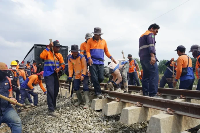 FOTO 2 Des_Para pekerja memperbaiki jalur kereta api yang terdampak banjir dan tanah longsor. (dok. kai)