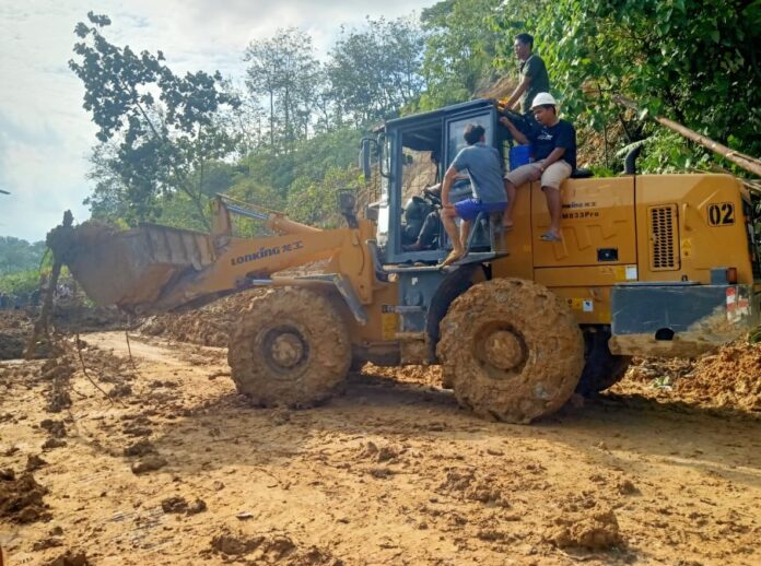 FOTO 2 Des_Proses pembukaan dan pembersihan jalan akses dari Sumatra Utara menuju Aceh Tamiang. (dok. bnpb)