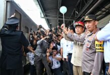 Menhub Lepas Keberangkatan Perdana Angkutan Motor Gratis dengan Kereta Api dari Stasiun Pasar Senen