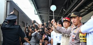 Menhub Lepas Keberangkatan Perdana Angkutan Motor Gratis dengan Kereta Api dari Stasiun Pasar Senen