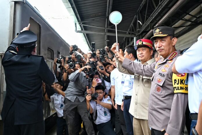 FOTO 23 Des_Pelepasan langsung keberangkatan perdana Angkutan Motor Gratis (Motis) dengan Kereta 4