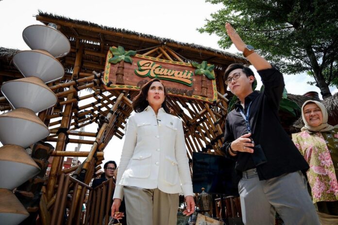 FOTO 24 Des_Menteri Pariwisata Widiyanti Putri Wardhana saat meninjau destinasi Aloha Pasir Putih di PIK 2, Banten. (dok. kemenpar)