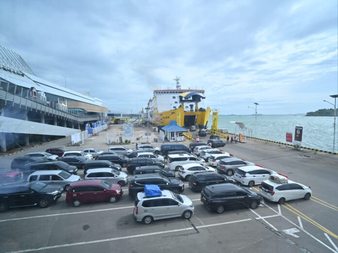 FOTO 27 Des_Kendaraan menunggu giliran menyeberang melalui Pelabuhan Merak. (dok. asdp.id)