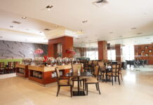 Pesona Monochrome di Malam Perayaan Bergaya Hitam Putih The Capital Hotel Surabaya