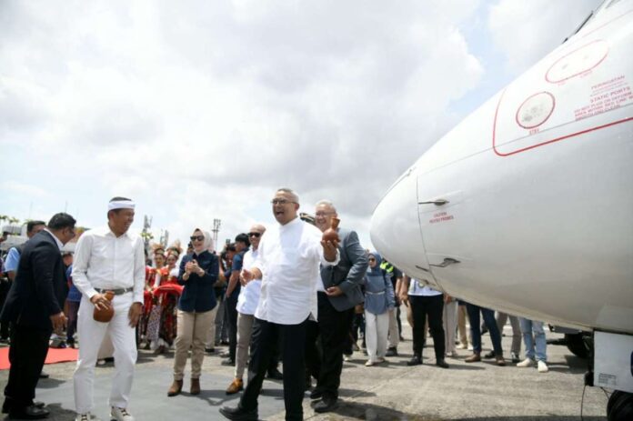 FOTO 29 Des_Gubernur Jawa Barat Dedi Mulyadi (kiri) dan Wali Kota Bandung Muhammad Farhan saat meresmikan rute baru penerbangan Bandung - Semarang milik maskapai Wings Air.