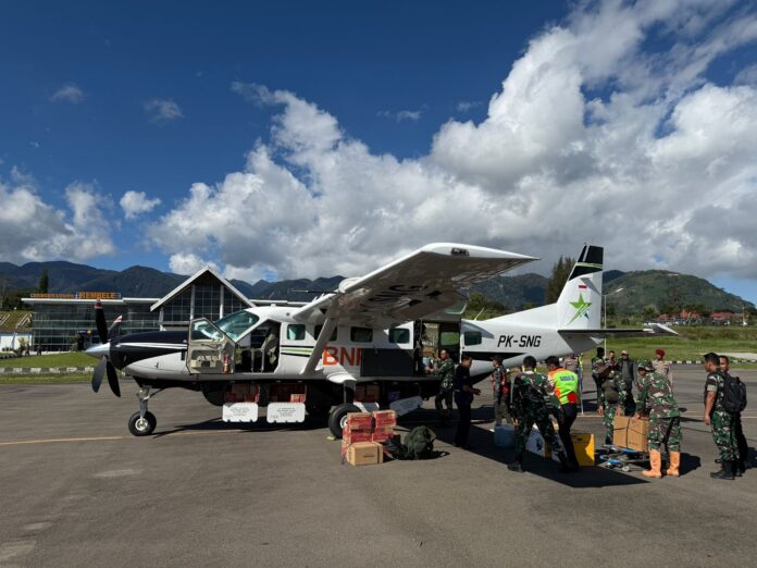 FOTO 29 Nov_Pengiriman bantuan dengan pesawat udara untuk warga terdampak banjir dan longsor melalui Bandara Rembele di Gampong Bale Atu, Kecamatan Bukit, Kabupaten Bener Meriah, Aceh. dok. bnpb