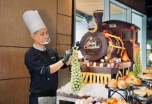 Grand Mercure Malang Mirama Sambul Natal dengan 60 Kg Cokelat Disulap Jadi Kereta