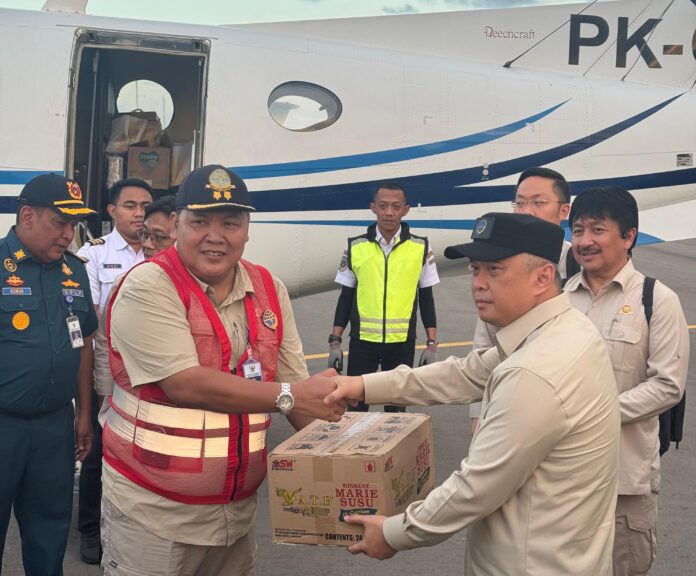 FOTO 5 Des_Menteri Perhubungan Dudy menyerahkan bantuan kemanusiaan untuk disampaikan kepada korban banjir bandang, INI
