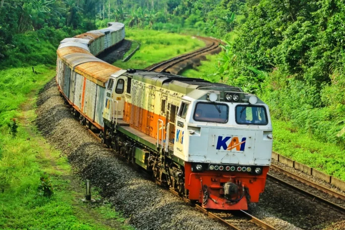 FOTO 6 Des_Angkutan kereta api unutk kargo perkebunan. (dok. kai)