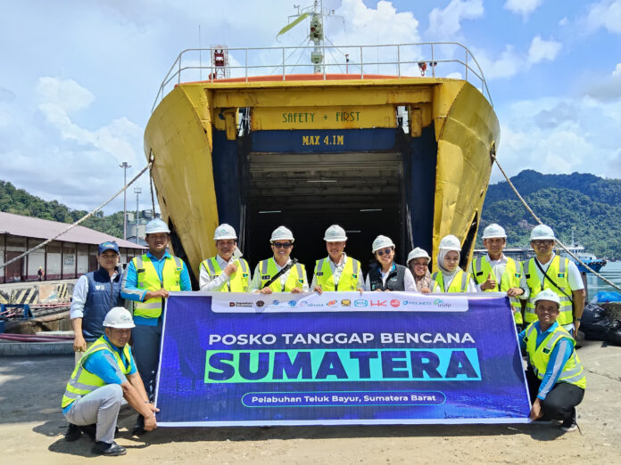FOTO 6 Des_KMP Jatra II milik PT ASDP Indonesia Ferry (Persero) berlayar membawa bantuan bagi masyarakat di Sibolga dan Nias, Sumatra Utara.