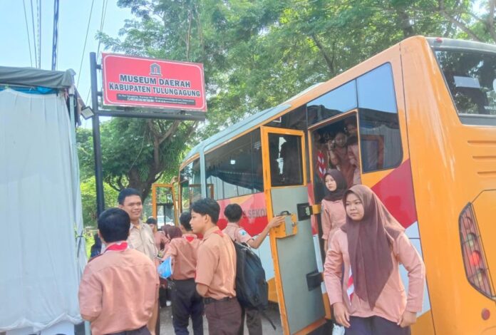 FOTO 8 Des_Angkutan sekolah gratis di Kabupaten Tulungagung, Jawa Timur. (dok. istimewa) 1