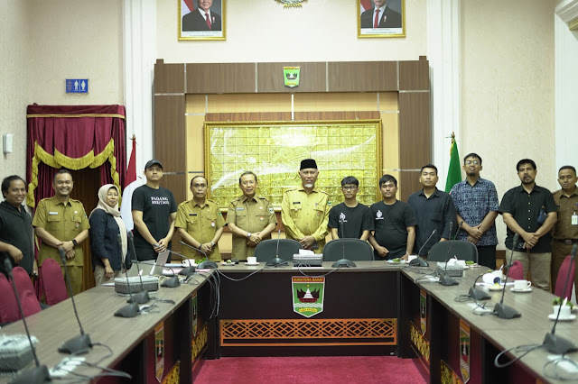 FOTO 1 Jan_Saat audiensi komunitas heritage yang membahas pemeliharaan situs sejarah di Sumbar, di ruang rapat Istana Gubernur. sumbarprov
