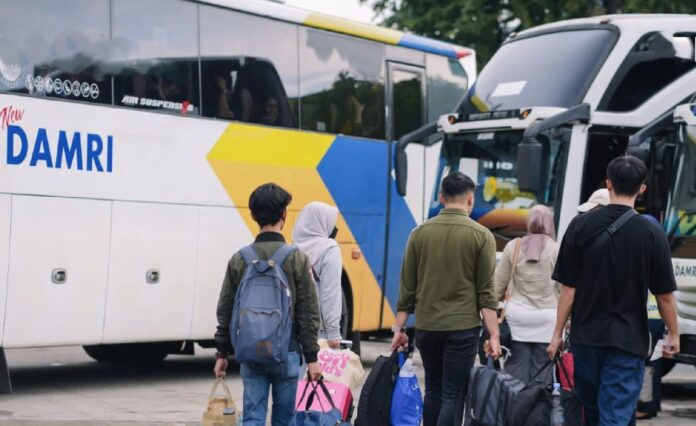 FOTO 10 Nov_Para penumpang hendak menggunakan armada bus DAMRI. (dok. damri.co.id