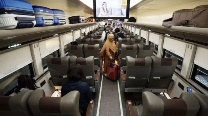 FOTO 14 Jan_KA Gajayana kini beroperasi dengan kereta Stainless Steel New Generation. (dok. kai)