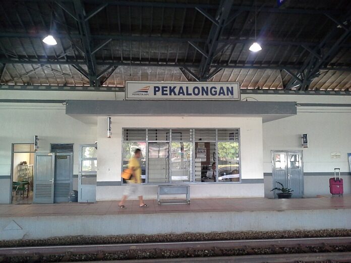 FOTO 17 Jan_Stasiun kereta api Pekalongan, Jawa Tengah. (dok. wikipedia.org)