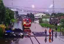 82 Perjalanan KA Dibatalkan Akibat Tanggul Jebol dan Air Pasang