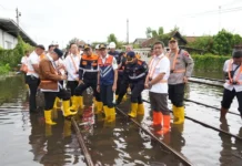 Menhub Tinjau Langsung Jalur Kereta Api Terdampak Banjir