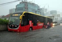 Transjakarta Berhenti Operasi di Tiga Area Dampak Banjir