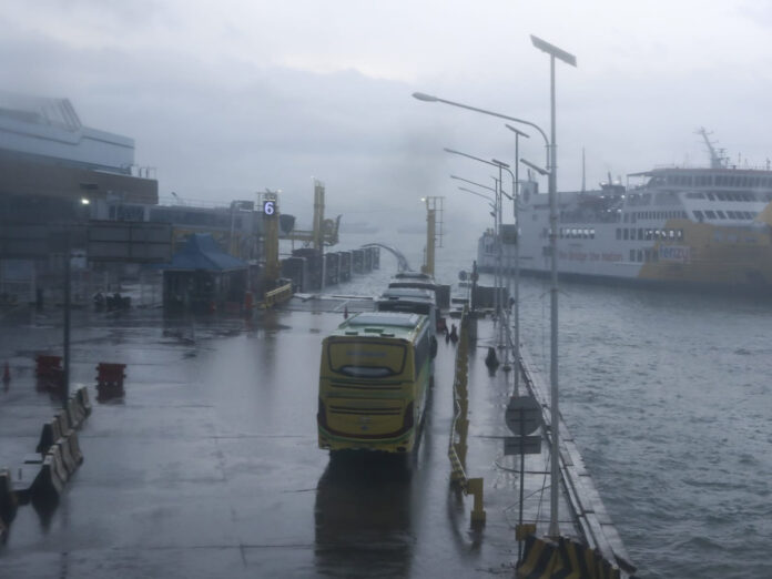 FOTO 26 Jan_Kondisi cuaca ekstrem di kawasna pelabuhan penyeberangan. (dok. asdp.id)