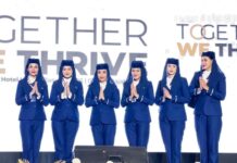 Maskapai Mukhtara Air Tampilkan Seragam Pramugari