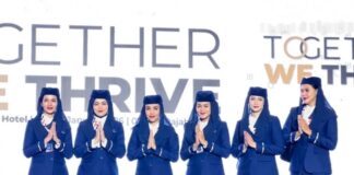 Maskapai Mukhtara Air Tampilkan Seragam Pramugari