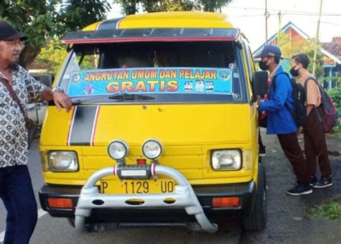 FOTO 29 Jan_Pelajar di Banyuwangi, Jawa Timur naik angkutan umum gratis yang disediakan pemerintah daerah setempat. humaspemkabbanyuwangi