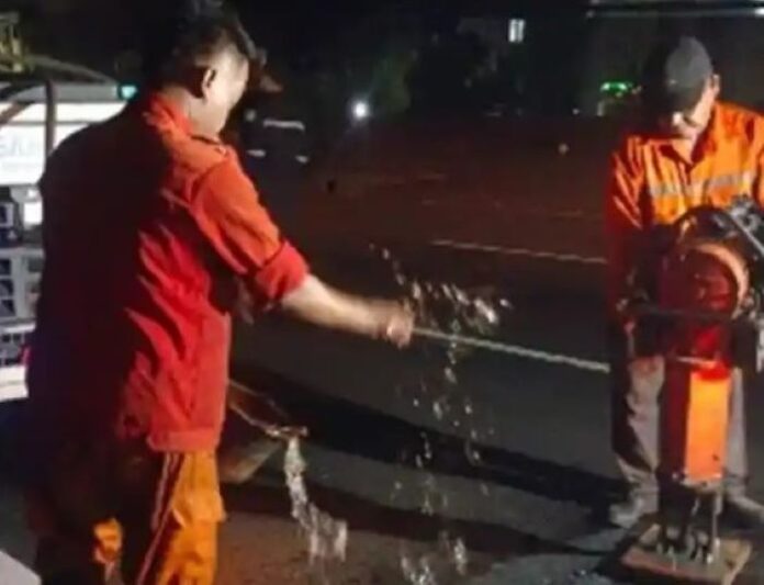 FOTO 29 Jan_Perbaikan lubang dengan cara menambal di sejumlah titik di ruas tol Jakarta - Cikampek. dok. jasamarga