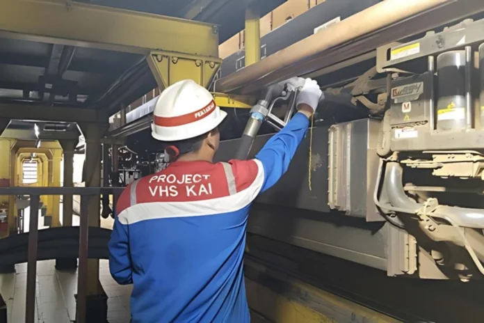 FOTO 29 Jan_Seorang petugas tengah mengisi Bahan Bakar Minyak (BBM) ke kereta api. (dok. kai.id)